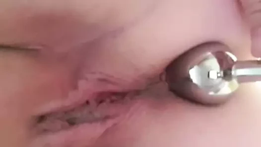 Kocası aşağıdayken kıçını benim için eğitiyor