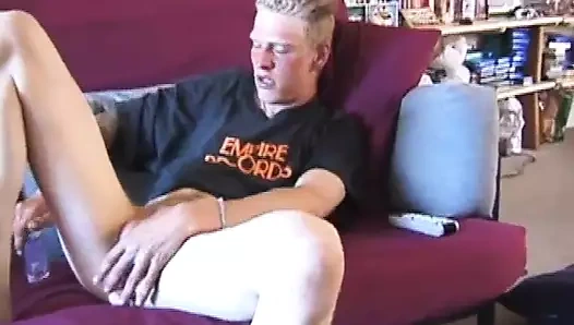 Genç brandon mastürbasyon yapıyor ve dölünü yiyor