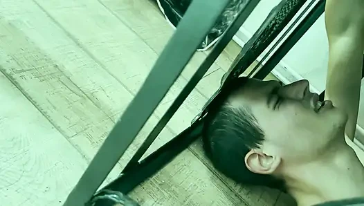 Merhametsiz palmiye dayağı - kısıtlanmış köle