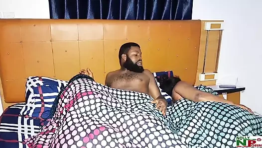 Uyandı ve bizi aynı yatakta sikişirken yakaladı