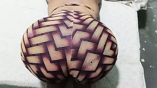 Orta yaşlı seksi bir kız çok büyük penisli bir adama götünü gerdirdi.