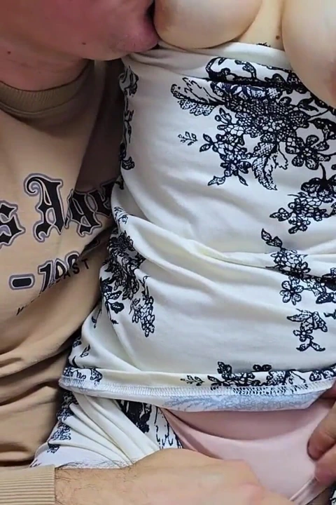 Kabarık göğüsler ve meme ucu emme ile samimi oyun