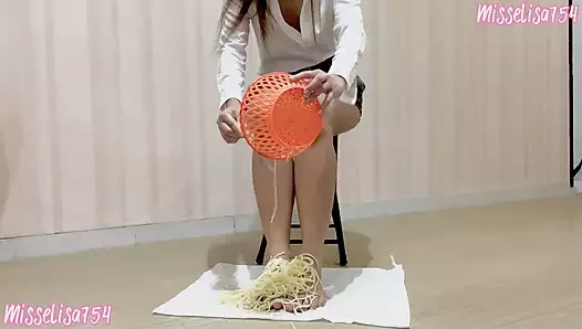 köle eğitimi, spagetti yemek, asyalı genç ayaklar