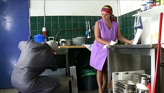 Orta yaşlı seksi kadın hizmetçi ıslak amından sert sikiliyor