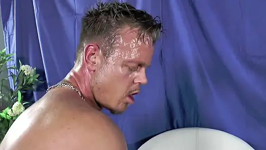 Seksi kırmızı iç çamaşırlı dövmeli büyük götlü olgun oyuncu seçmelerinde tıraşlı amına yarak alıyor