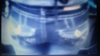 Dar kot pantolonlu genç kız