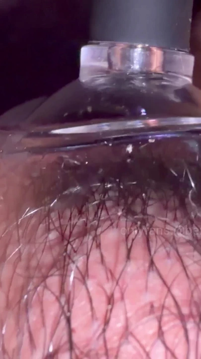 Güçlü emiyor, klitorisimi patlatıyor ve kaynak olarak fışkırtıyor THEBADPEACH | Klip 2