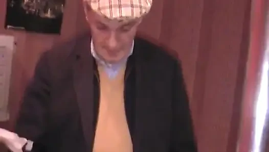 Dede çok ateşli bir striptizci sunuyor!