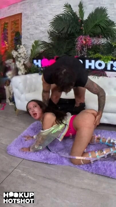 Sage Hunter Nade'in yarağını boğazına alıyor!