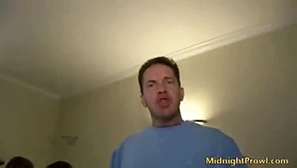 Tatlı civciv içinde pis üçlü