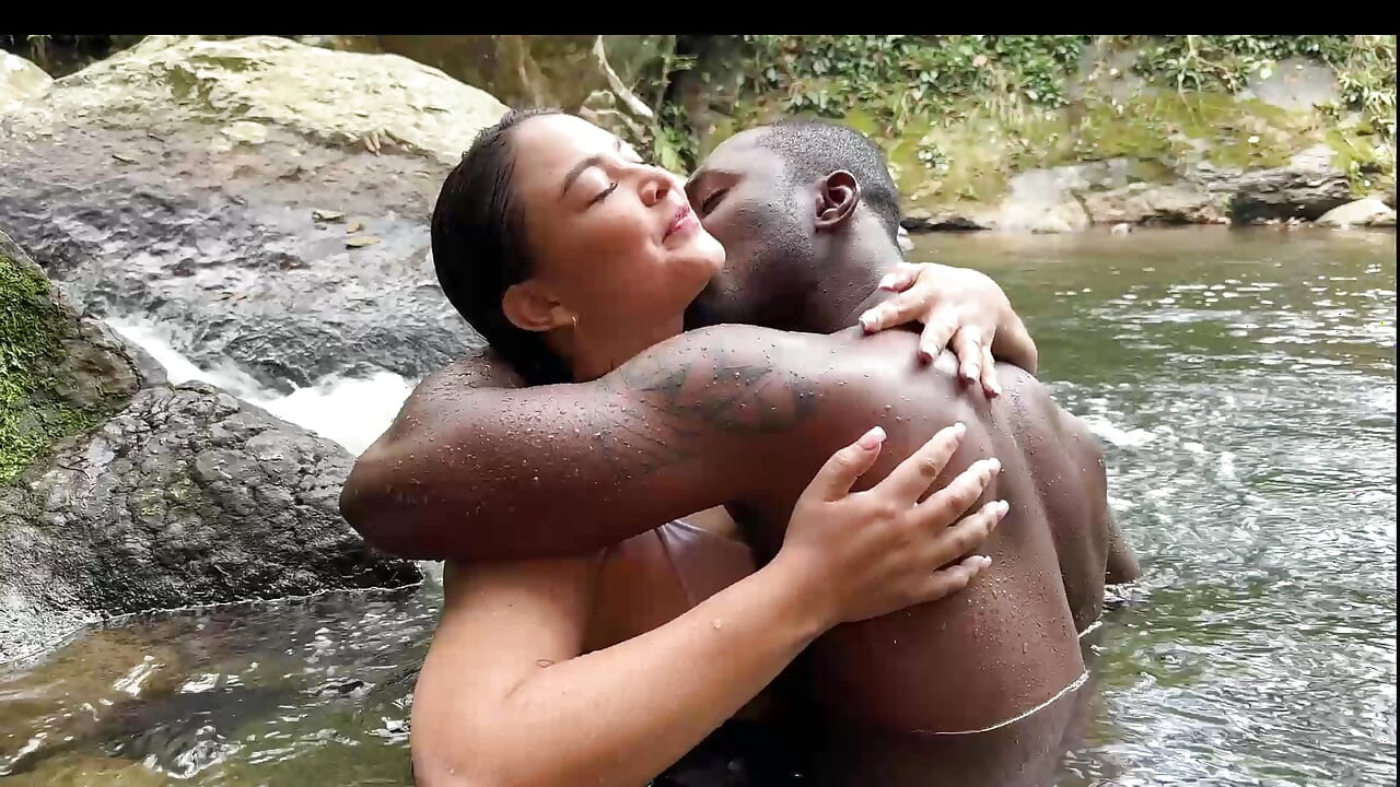 Azgın Kolombiyalı orta yaşlı seksi kadın açık havada büyük göğüslerini gösteriyor ve nehrin içinde sikişiyoruz
