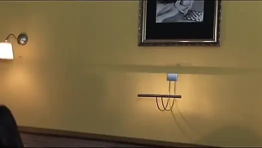 Meme ucu piercingli harika orta yaşlı seksi kadın büyük bir yarağı sikiyor ve sakso çekiyor