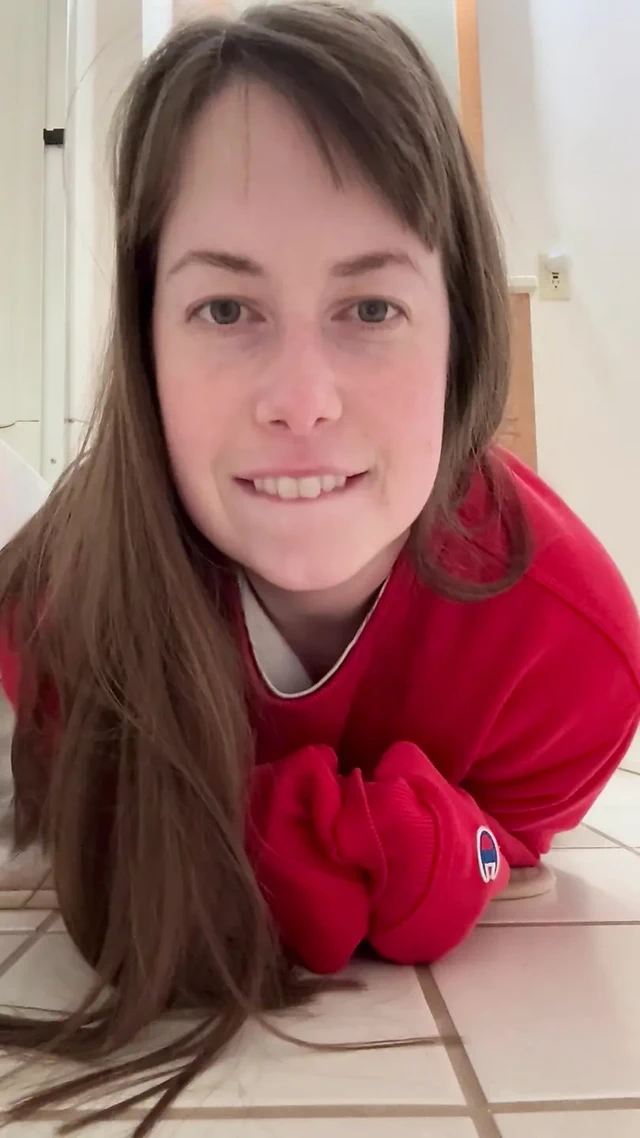 Çaresiz domuzcuk dada için göt deliğini genişletti