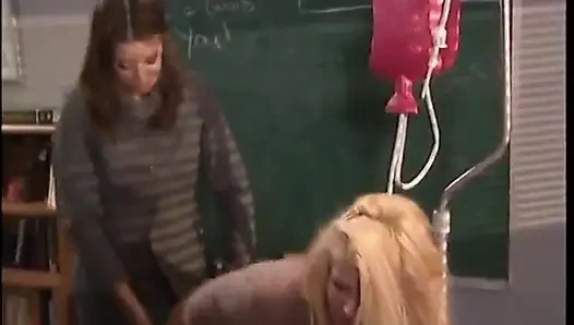 Harika sarışın orta yaşlı seksi kadın lavman alıyor