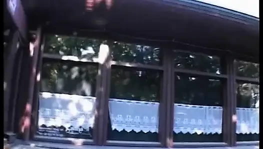 Sürtükler iki büyük yarağa bindikten sonra döl yiyor