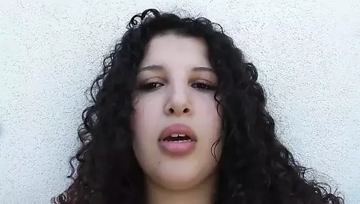 Büyük memeli büyük memeli kız bahçede mastürbasyon yapıyor