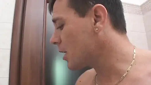 Edepsiz orta yaşlı seksi kadın banyoda boşalıyor ve bir yarağa ihtiyacı var