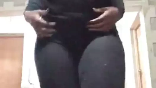 Frisky genç milf geri döndü ve bazı sevgi dolu için çaresiz