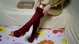 Leopar çizmeler ve altın tulum