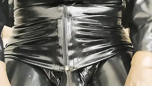 Lateks catsuit ve külotların içinde