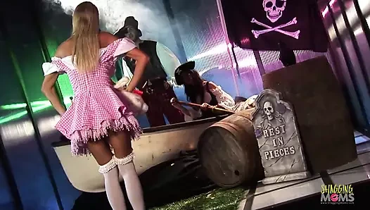 Büyük memeli sarışın orta yaşlı seksi kadın Stacey Saran harika bir grup anal seks eyleminde göt deliğini sert siktiriyor