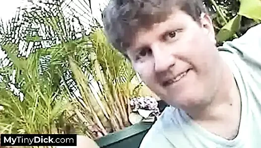 Seksi sarışın orta yaşlı seksi kadın zavallı küçük yarağını emiyor