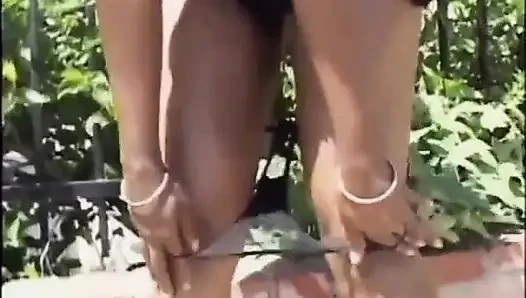 Seksi zenci çift iş başında... Bahçede seks