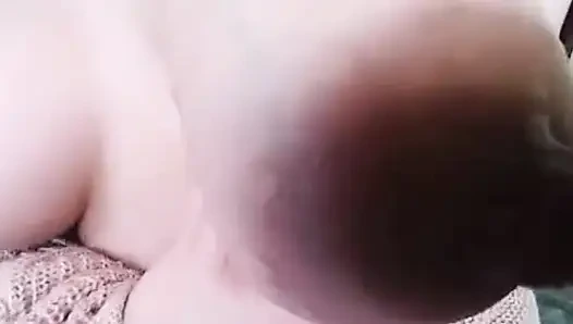 Kıvrımlı baştan çıkarıcı öğretmen görmezden gelemeyecek kadar dikkat dağıtıcı