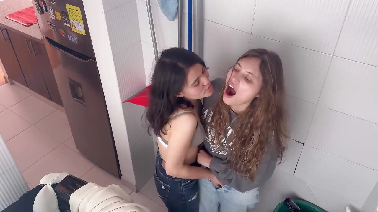 Lezbiyenler Kıyafet Odasında Sikişiyor