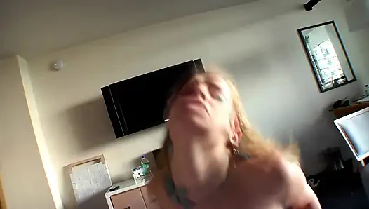 Ally Ann büyük yarakla sert ve derinden sikilmeyi seviyor