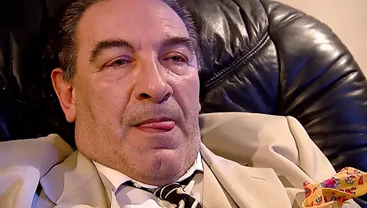 Seksi tarra white roberto malone'u baştan çıkarıyor ve mastürbasyon yapıyor ve masada anal sikişiyor