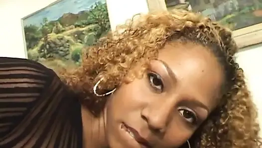 Büyük götlü zenci kız büyük siyah yarak üzerinde... göte boşalma