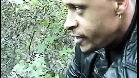 Kanepedeki seksi zenci sürtük bebekle oynuyor sonra siyah yarağı emiyor ve sikiyor