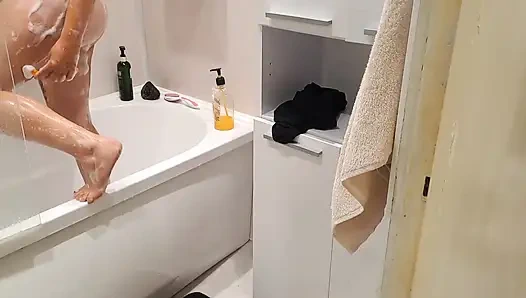 Genç üvey kız kardeşimi arıyorum ve mastürbasyon