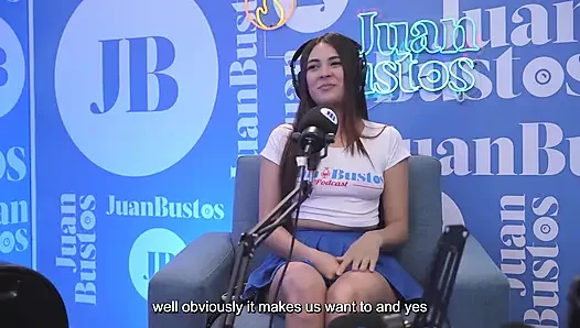 Minyon bir sürtük Sybian makinesine binerken kontrolünü kaybediyor ve orgazmlarla titriyor!