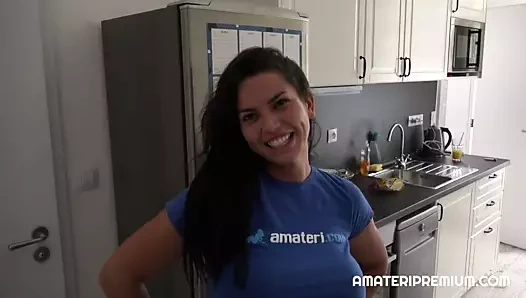 Sıcak esmer flört sitesinde seks için aldı