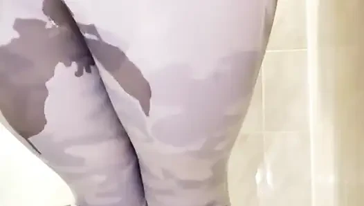 Banyoda pantolonuma işiyorum