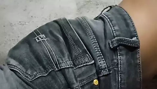 Hintli ateşli kız orgazm için benzersiz bir tarz deniyor