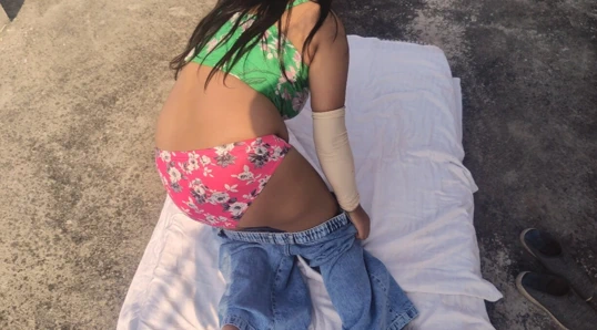 Sukant yüzme havuzunda karısını çok sert sikiyor ve videosunu kaydetti ve viral olarak kaydetti