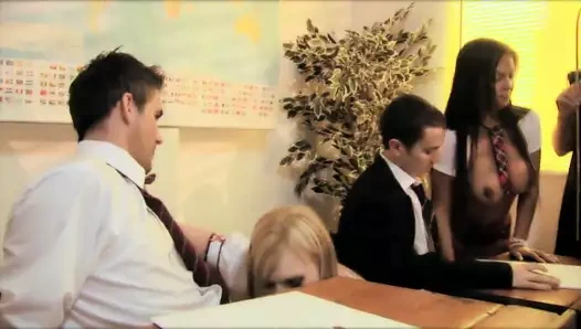 Özenli kızlar bir grup sekste dövülmüş hardcore alır