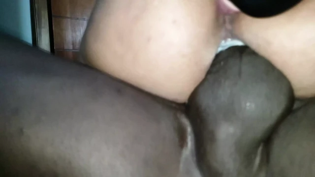 Жена участвует в тройничке с большим черным членом