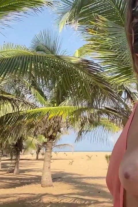 Göğüslü sarışın yürüyüş yapıyor ve plajda çıplak bedenini gösteriyor