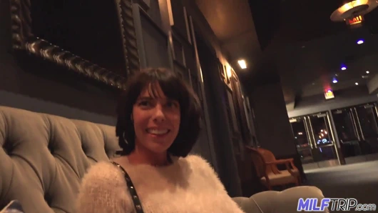 Milftrip milf lexi foxy wraps kedi dudakları etrafında büyük çük