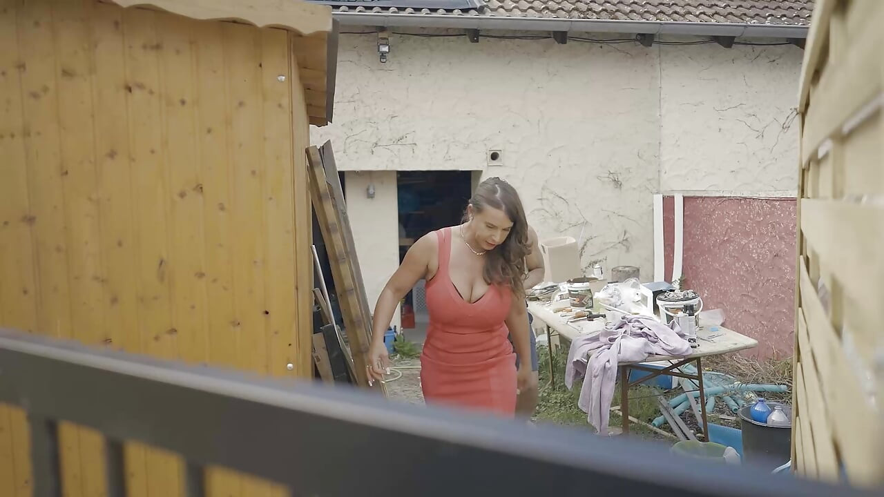 Kırmızı Elbiseli Büyük Memeli Orta Yaşlı Seksi Kadın Dövmeli Adam Tarafından Büyük Yarakla Sikiliyor
