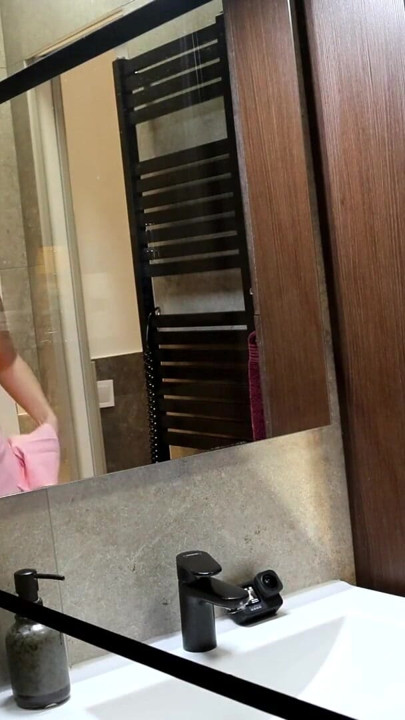 Pembe mini etekli seksi ve azgın süper ateşli üniversiteli kız külotunu teşhir ediyor ve banyoda sıkılıyor ve yok sayılıyor | Klip 1