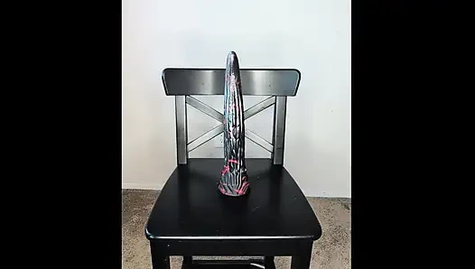 Kadın kılıklı candy 16 inçlik büyük yapay penise biniyor ve biraz fışkırtıyor