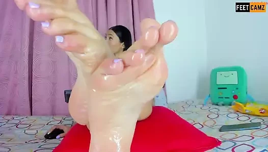 Latin ayaklarımın ilahi güzelliğinin önünde diz çökerken boyun eğme ve ibadet dünyasını keşfedin. 🔥