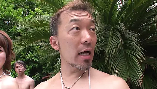 SÜRTÜK HAVUZUN YAKININDA yarak emdikten sonra sikişmekten zevk alır