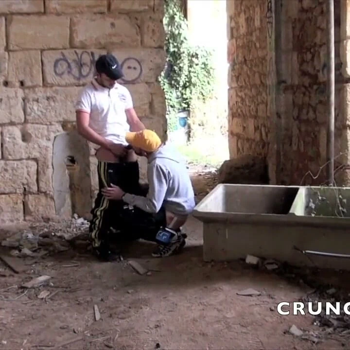 Mike açık havada jockstrap içinde seksi latin irk tarafından sikiliyor