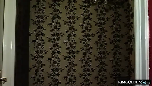 Sinnliche Dusche mit Stiefel und Blowjob